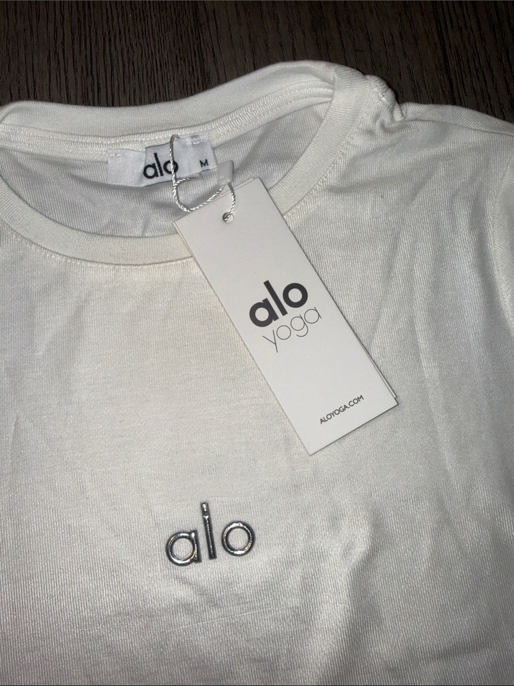 ALO Yoga White Short Sleeve Logo Tee - Picture 2 of 3